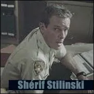 Qui interprète le rôle du shérif Stilinski ?