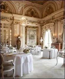 Bon je sens que vous vous énervez et avez hâte de crier : Cocorico...alors voici le restaurant d'Alain Ducasse à Monaco, mais quel roi a l'honneur de porter le nom du restaurant ?