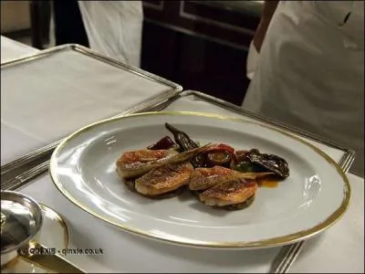 Bon voici un rouget avec aubergine et poivron, mais à quelle occasion Alain Ducasse servit-il ce plat ?