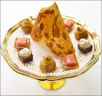 Le joli dessert de chez Ducasse, si on oublie la tuile centrale combien de petits fours sont servis ? (enfin qui sont visibles)