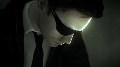 Norman reçoit des lunettes. Qu'est-il marqué dessus ?