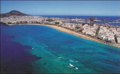 C'est la plus r&eacute;put&eacute;e de Las Palmas, quelle est cette plage s'&eacute;tendant sur plus de 3 km ?