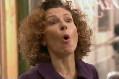 Au début de la série, qui est la propriétaire et gérante du « Select » ?