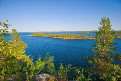 Comment se nomme ce vaste lac du nord de la Finlande, considéré comme sacré par les Samis ?