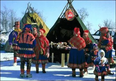 Les Samis ont donc leur propre langue. Dans quelle famille est-elle traditionnellement classée ?