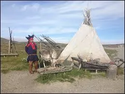 Au niveau religieux, même s'ils ont été largement convertis au christianisme, les Samis pratiquent encore le chamanisme. Leur chamanisme présente une particularité unique au monde. Laquelle ?