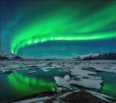 En hiver, les touristes affluent en Laponie pour observer les aurores boréales, l'un des spectacles naturels les plus majestueux. Comment ces vagues de lumière dans le ciel se créent-elles ?