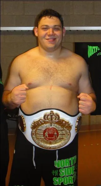 D'après vous, quel sport pratique cet homme un peu enrobé ?