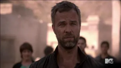 Dans le dernier épisode de la saison 4, pourquoi Chris est-il parti avec les Calavera ?