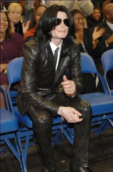 Sur cette photo, nous pouvons apercevoir Michael assis sur une chaise, mais où se trouvait-il ?