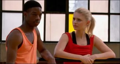 Dans le dernier épisode de la saison 2, qu'a fait West à Emily ?