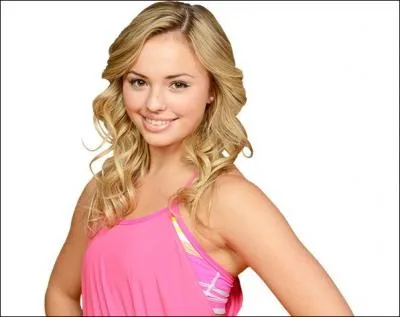 Dans la saison 1, que fait Michelle contre Emily, en secret ?