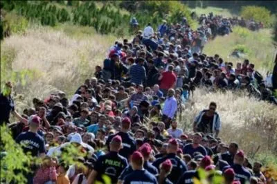 Face à l'afflux massif de réfugiés syriens, quel pays européen a montré sa volonté d'ériger un mur, remettant ainsi en cause la libre circulation des personnes dans l'espace Schengen ?