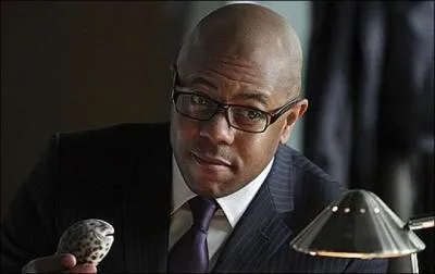 Comment s'appelle le deuxième patron du personnage ?