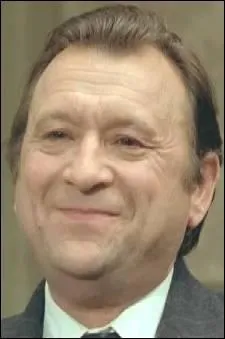 Il fut un acteur à la voix caractéristique et narrateur célèbre de la série animée des Shadoks, je suis ?