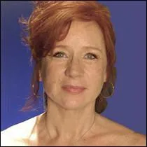 Actrice éclectique et productrice, elle fut d'abord hôtesse de l'air... Je suis ?