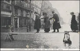 Un autre événement connu, c'est bien l'hémorragie d'eau de la Seine, si j'ose dire, qui causa l'inondation de la ville de Paris en 1910. Néanmoins, ce déferlement d'eau ne fut pas le plus important. En quelle année avait-on eu une inondation encore plus importante ?