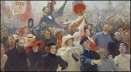 La Russie ne se portait décidément pas comme il l'aurait fallu ; un an après la guerre russo-japonaise débutait la Révolution russe de 1905. Cette grande révolution se conclua sur la promesse de donner une Constitution au pays ; « Le Manifeste d'octobre ». Quel jour de la semaine vit débuter la Révolution russe de 1905 ?