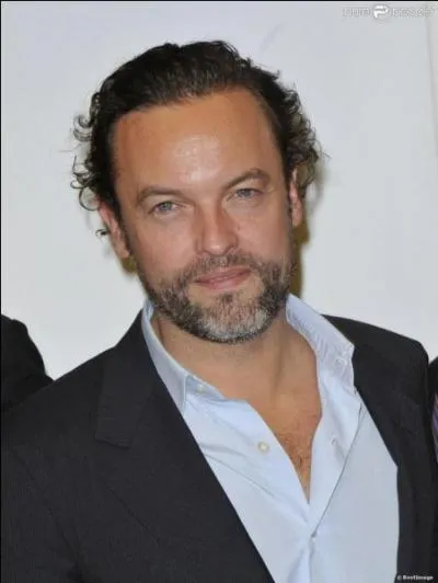 Il a joué dans "Les Dents de la nuit", "Trois curs", "Le Grand Retournement ", "Le Funambule", "La Bostella", "3000 Scénarios contre un virus", et encore "Mon père, ce héros". Qui est cet acteur né le 8 avril 1970, à Lisbonne au Portugal ?