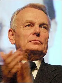 Manuel Valls a récemment décidé de mener un projet dit de « déchéance de nationalité ». Quel ancien Premier ministre s'en est alors pris à lui sur Twitter ?