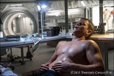 Matt Damon a eu besoin de 15 combinaisons spatiales pour ce film tout ça pour masquer ce superbe corps. Ils auraient pu économiser un peu et nous le montrer plus souvent comme ça. Mais pour quel film débile a-t-on eu besoin de ces 15 combinaisons ?
