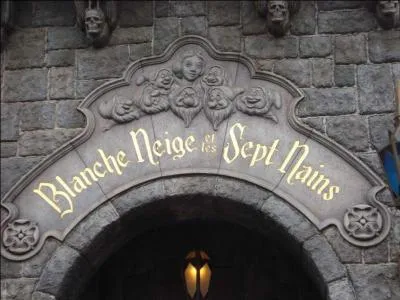 Dans quel "land" se trouve l'attraction de Blanche-Neige et les Sept Nains ?