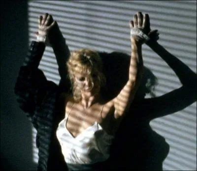 Maintenant, ce n'est pas plus la peine de faire un strip-tease, il suffit de passer la chanson de Joe Cocker "You Can Leave You Hat Up" : mais c'était dans quel film déjà ?