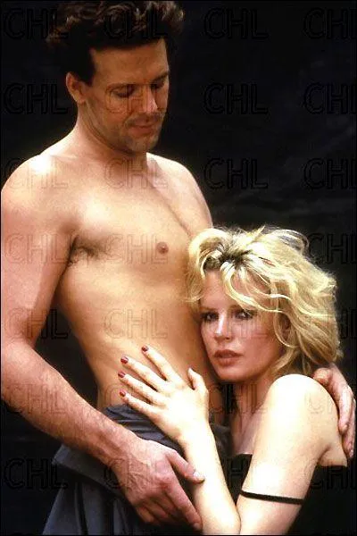 Il y a un point commun, outre la passion dévorante et les touches sado-maso, entre le film Cinquante Nuances de Gris et 9 semaines et demie. Assez étonnant mais sauriez-vous dire ce que c'est ?