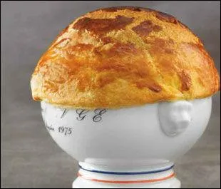 Spécialité de Paul Bocuse, quel potage se cache sous cette croûte ?