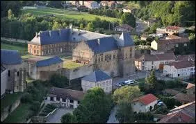 Je vous emm&egrave;ne &agrave; la d&eacute;couverte de Cons-la-Grandville, o&ugrave; nous visiterons son ch&acirc;teau. Commune Meurthe-et-Mosellane, elle se situe en r&eacute;gion ...