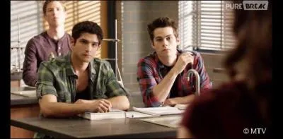 Avec qui Scott sort-il dans la saison 4 ?