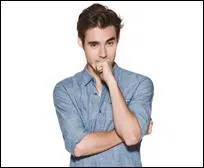 Dans la saison 1, qui Federico a-t-il tenté d'embrasser alors qu'elle était en couple ?