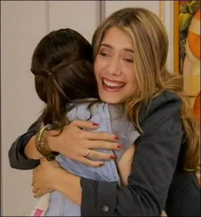 Que vient faire Angie chez Violetta la toute première fois ?
Elle vient...