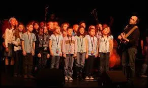 Et devinez quoi ? On a trouv&eacute; de l'eau sur la plan&egrave;te Mars ! Quel petit groupe d'enfants a chant&eacute; &laquo; C'est de l'eau &raquo;, une chanson qu'ils ont eux-m&ecirc;mes compos&eacute;e ?