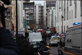Vers quelle heure les fr&egrave;res Ch&eacute;rif et Sa&iuml;d Kouachi ont-il p&eacute;n&eacute;tr&eacute; dans le b&acirc;timent abritant les locaux du journal arm&eacute;s de fusils d'assaut ?