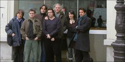 Lors de cet attentat, la psychanalyste, Elsa Cayat, l'&eacute;conomiste Bernard Maris, le policier Franck Brinsolaro qui assurait la protection de Charb, le correcteur Mustapha Ourrad, Michel Renaud, cr&eacute;ateur du festival "Rendez-vous du carnet de voyage", et Fr&eacute;d&eacute;ric Boisseau, un agent de la soci&eacute;t&eacute; "Sodexo". Retenez leurs noms, ils ont &eacute;t&eacute; assassin&eacute;s eux aussi dans cet attentat.