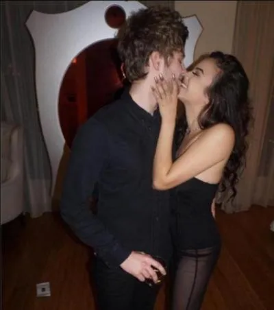 Comment s'appelle la fille avec qui il est en couple actuellement ? (en décembre 2015)