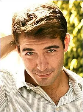 Quel est le nom de l'acteur qui a décroché le rôle principal (Jackson Oz) ?