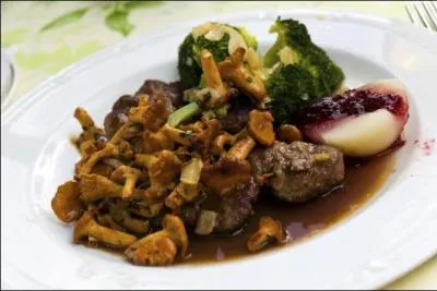 On peut aussi choisir un civet de chevreuil, quels champignons très fins les accompagnent ?