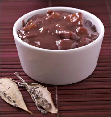 Le moment est venu de préparer le civet, il faut faire la marinade avec vin rouge, ail, échalotes, oignon, laurier, thym, romarin, persil, céleri, cognac, poivre, qu'ai-je oublié ?