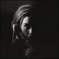 Quelle chanteuse interprète "Hello" qui connaît un grand succès ?