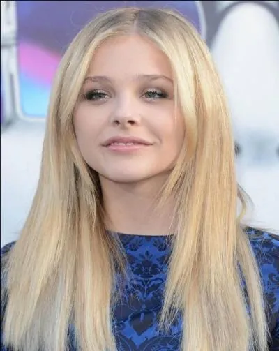 Née en 1997, grande actrice américaine elle joue notamment dans "Dark Shadows" et "Carrie, la vengeance", qui est-elle ?