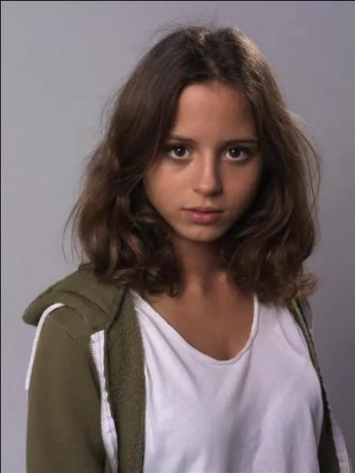 Née en 2000, actrice française, elle incarne notamment Léonie Gratin dans l'adaptation de la BD "L'élève Ducobu", qui est-elle ?