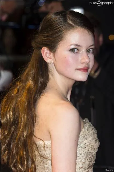Née en 2000, actrice américaine elle est connue pour incarner la fille d'Edward et Bella dans la saga "Twilight", qui est-elle ?