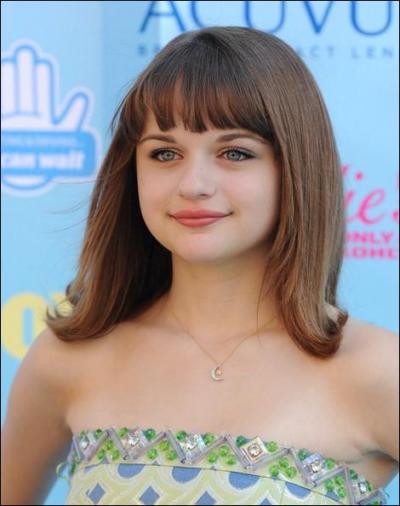 Née en 1999, actrice américaine, elle joue notamment dans "Soeurs malgré elles" avec Selena Gomez, qui est-elle ?