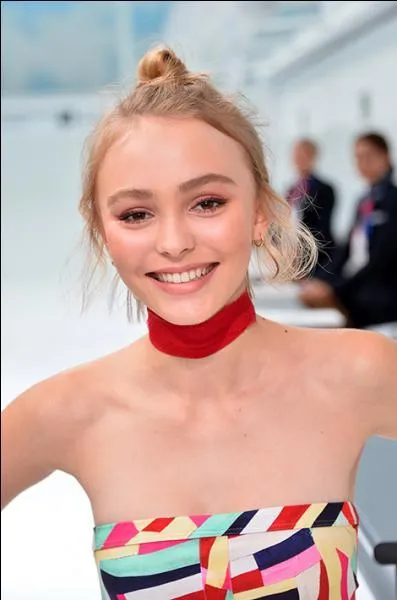 Née en 1999, d'un père acteur légendaire et d'une mère chanteuse française, elle est franco-américaine, qui est-elle ?