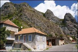 Village Bas-Alpin perché à 987 mètres d'altitude, dans la vallée du Bès, Barles se situe en région ...
