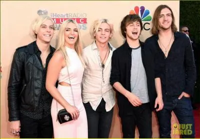 Dans quelle série joue-t-il depuis 2011 ?