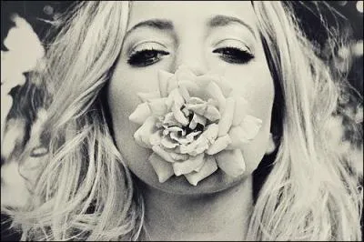 Il existe une fleur qui sent l'urine de buf.