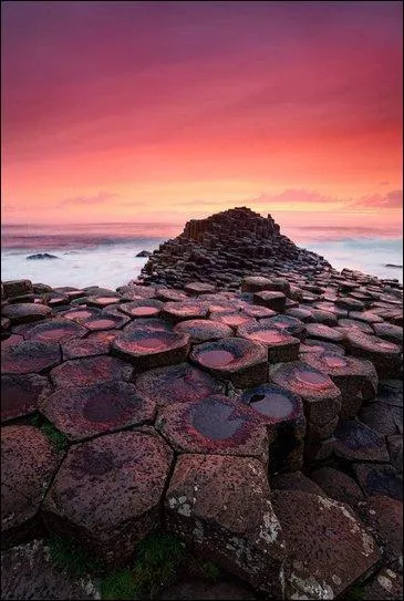 Au détours de vos clics, vous avez déjà tous aperçu cette fameuse "Chaussée des Géants" irlandaise. 1, 2, 3, 4... Combien y a-t-il de marches, environ ?